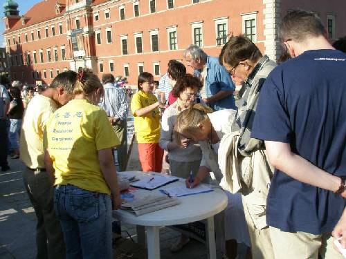 Image for article Polen: Praktizierende machen auf die Verfolgung von Falun Gong aufmerksam (Fotos)
