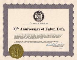 Image for article Michigan, USA: Gouverneur Rick Snyder vom Staat Michigan präsentiert eine Anerkennungsurkunde zur Feier des 20. Jahrestags des Falun Dafa Tages
