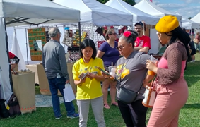 Image for article Kentucky, USA: Besucher eines Kunstfestivals in Louisville bedanken sich für die Präsentation von Falun Dafa